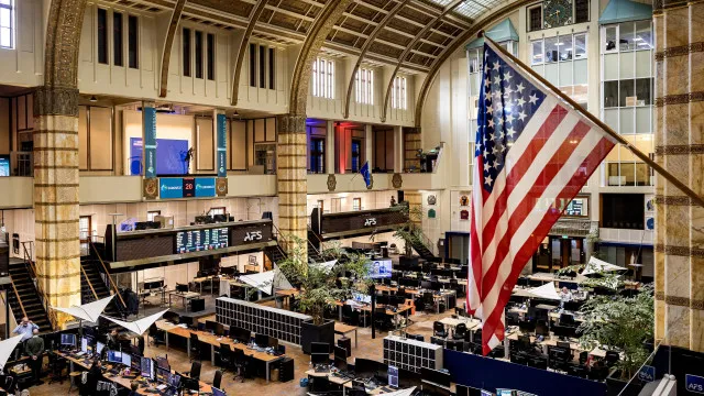 
                    China alerta que 'hegemonia predatória' acelera declínio dos EUA
                