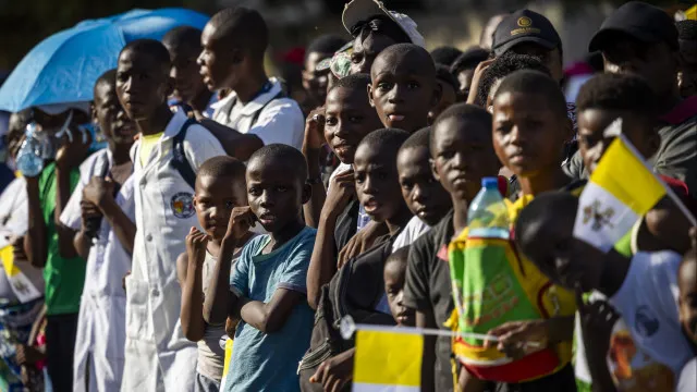 Milhares na Igreja de Fátima para receber bênção na despedida de Luanda