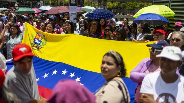 
                    Militares reformados denunciam rutura constitucional na Venezuela e pedem eleições
                