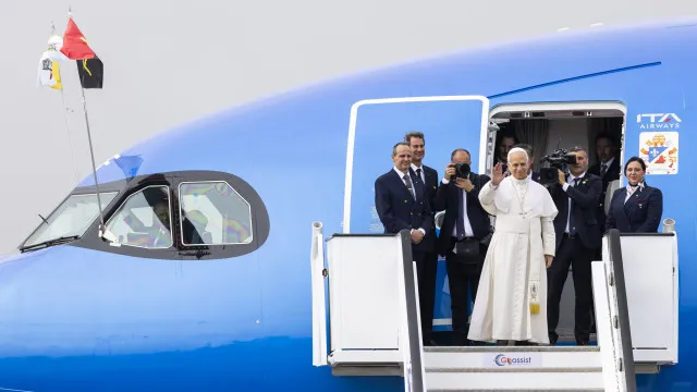 
                    Leão XIV despede-se de Angola com banho de multidão e segue para Malabo
                