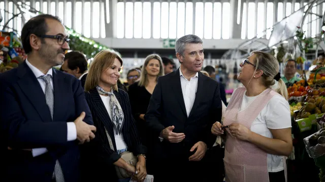 Carneiro acusa Governo de "meter a mão no bolso dos portugueses"