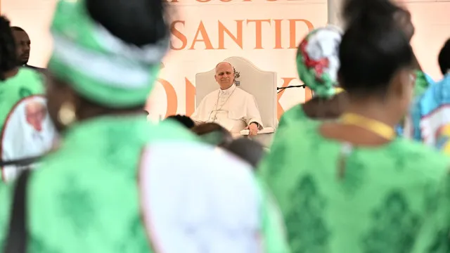 
                    Papa critica na Guiné Equatorial colonização dos recursos minerais de África
                