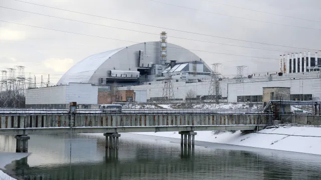 UE exige que Rússia "cesse" ataques contra instalações nucleares