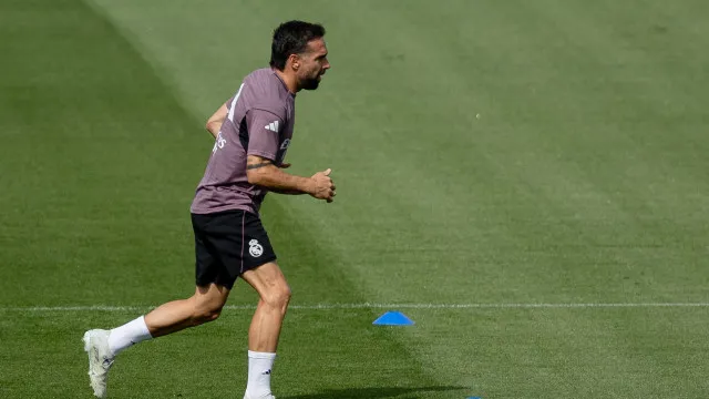 
                    Dani Carvajal com fratura no pé direito. Presença no Mundial2026 em risco
                