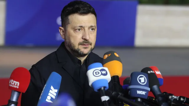 
                    Zelensky afirma que Estados Unidos continuam a fornecer armas à Ucrânia
                