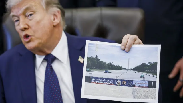 
                    Trump manda pintar de azul Espelho d'Água do Lincoln Memorial 
                