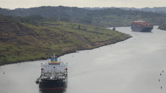 Empresas pagam para atravessar Panamá face a bloqueio de Ormuz