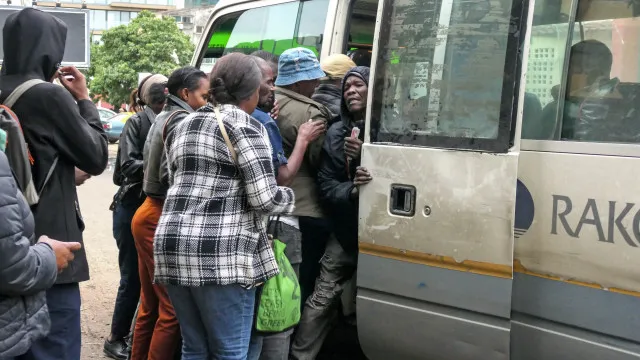 
                    Escassez de combustíveis impõe sacrifícios e altera rotinas em Maputo
                