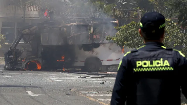 
                    Sobe para 14 o número de mortos em atentado bombista na Colômbia
                