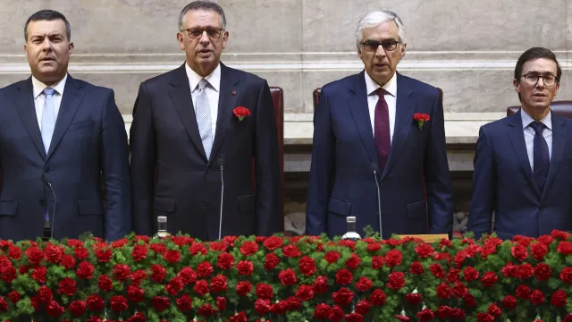 
                    Seguro de cravo vermelho na lapela na estreia em sessão do 25 de Abril
                