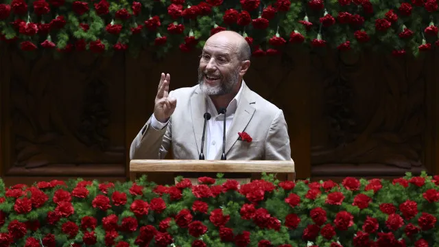 
                    Rui Tavares acusa Ventura de citar Hitler na sessão solene do 25 de Abril
                