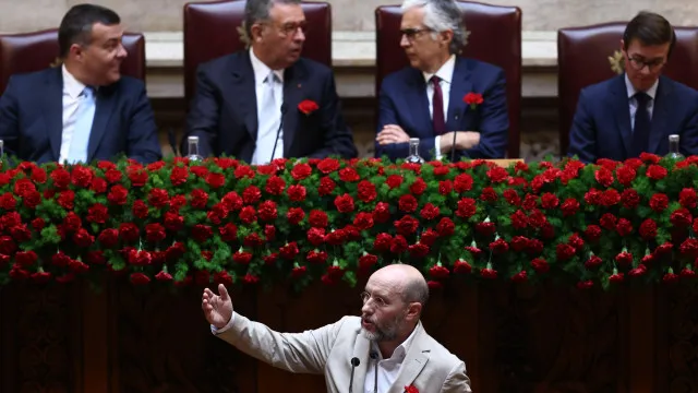 
                    Rui Tavares apela a grito pela República contra 