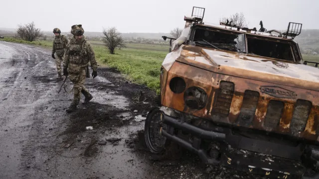 
                    Moscovo afirma ter capturado dez localidades ucranianas, mas Kyiv nega
                