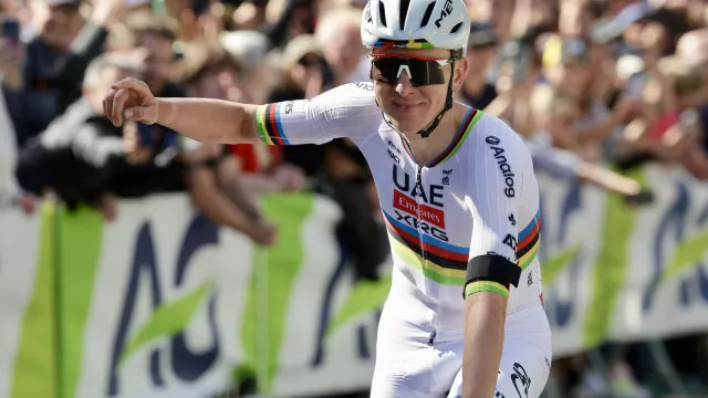 Pogacar brilha ao derrotar Seixas e volta a ganhar a Liège-Bastogne-Liège