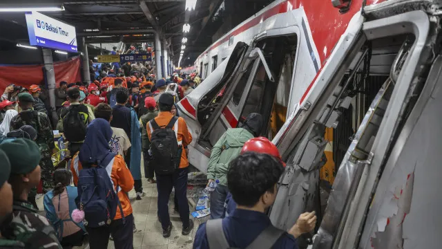 
                    Sobe para 14 o número de mortos após colisão de comboios na Indonésia
                