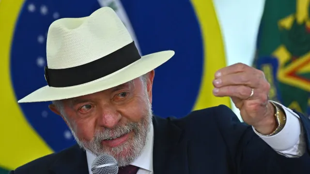 
                    Lula condena prolongamento da detenção de ativista brasileiro por Israel
                