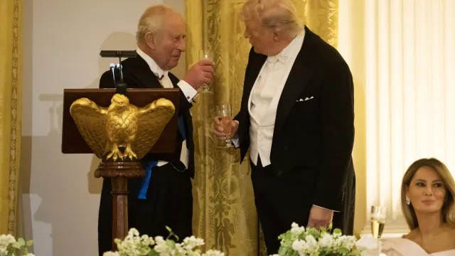 
                    Trump diz que Carlos III conseguiu fazer com 