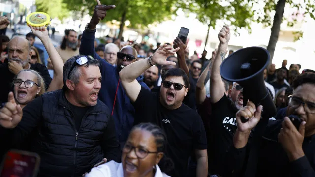 
                    Motoristas e operadores de TVDE reclamam tarifas em protesto em Lisboa
                