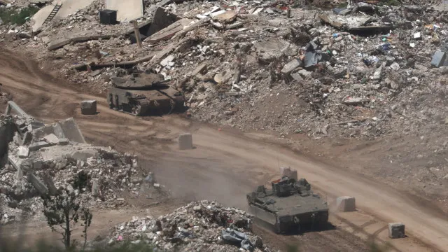 
                    Israel ordena novas evacuações para lá da zona que controla no sul do Líbano
                