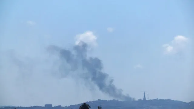 
                    Pelo menos 5 mortos e 11 feridos em novos ataques israelitas no Líbano
                