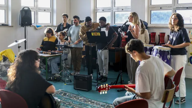 
                    Skoola estimula o sonho num tempo difícil para novos músicos
                