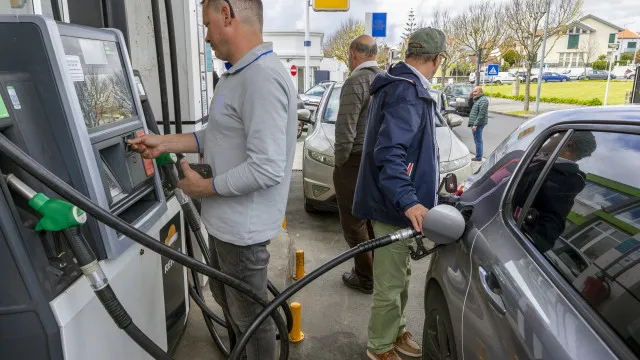 
                    Gasóleo sobe 10 cêntimos e gasolina 6,5 cêntimos na próxima semana
                