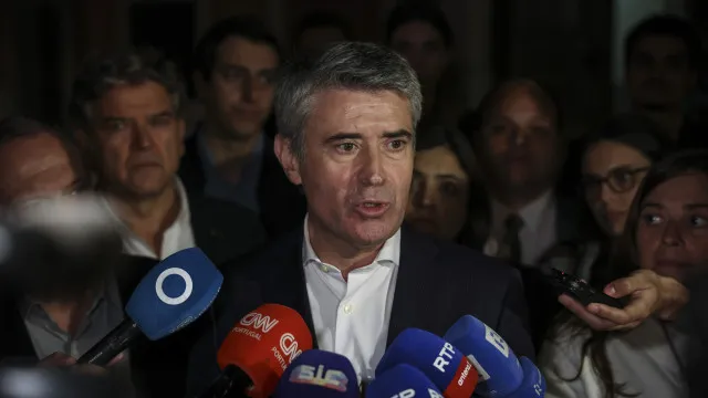 José Luís Carneiro acusa Montenegro de estar "desligado da realidade"