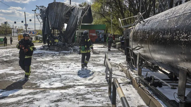 
                    Pelo menos três mortos em ataques russos e Kyiv bombardeia petroleiros
                