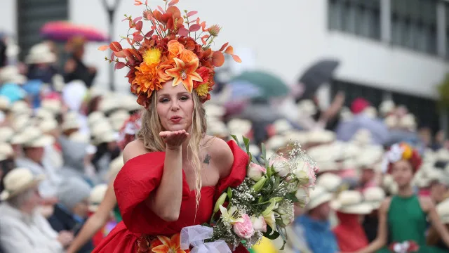 
                    Milhares assistem ao cortejo da Festa da Flor na Madeira apesar da chuva
                