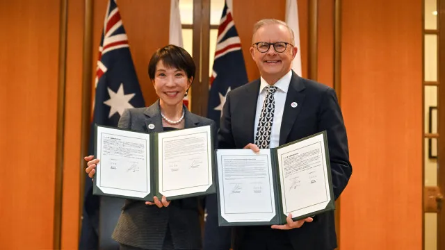 Austrália e Japão assinam acordos em segurança económica, energia e defesa