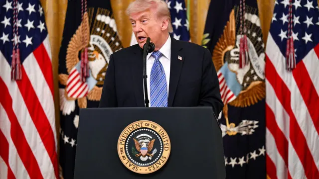 
                    Trump ameaça intensificar bombardeamentos se Teerão não chegar a acordo
                
