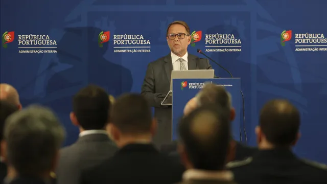 
                    Governo reforça SIRESP e descarta novo sistema: 