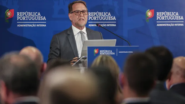 
                    MAI rejeita ilegalidades no SIRESP e destaca competência de Viegas Nunes
                
