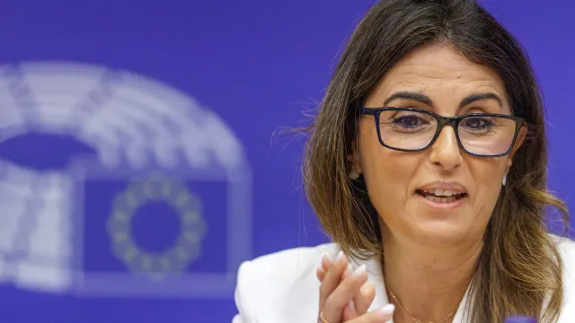 
                    SMS apagadas? Provedora de Justiça acusa Comissão de 