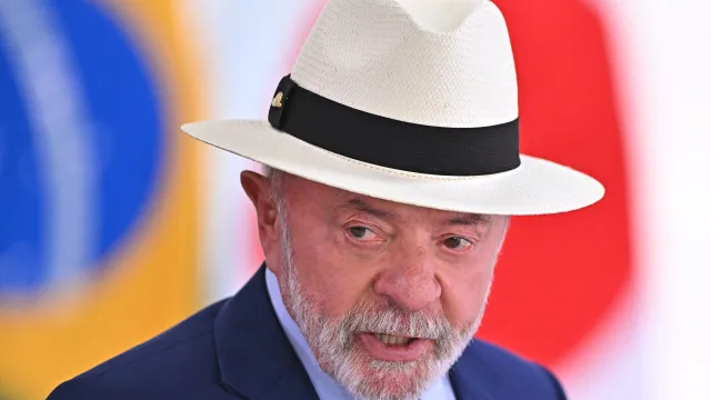 
                    Lula da Silva mostra dedo do meio durante evento do Governo brasileiro
                