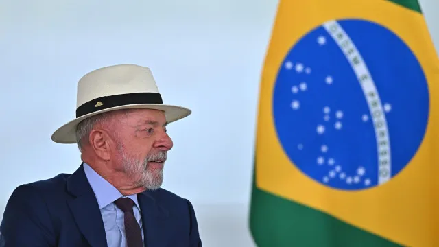 
                    Lula da Silva chega aos EUA para discutir dossiers difíceis com Trump
                
