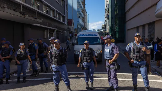 
                    Polícia sul-africana dispara balas de borracha contra migrantes em protesto
                
