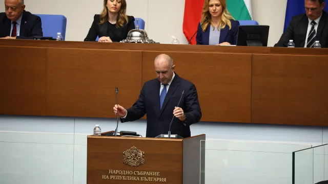 
                    Parlamento búlgaro confirma pró-russo e eurocético Rumen Radev como PM
                