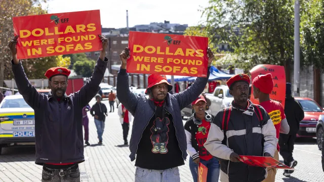 
                    Tribunal sul-africano reabre possibilidade de destituição de Ramaphosa
                