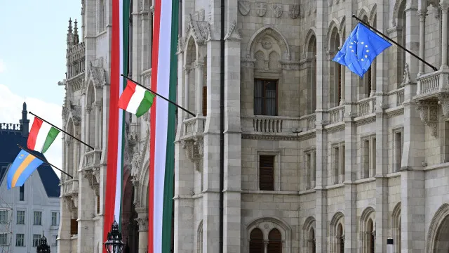 
                    Bandeira da UE regressa ao edifício do Parlamento húngaro após 12 anos
                