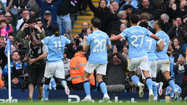 
                    Manchester City vence e mantém pressão sobre o líder Arsenal
                