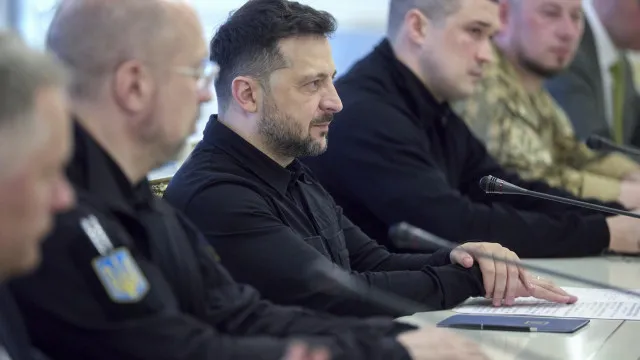 
                    Zelensky acusa Rússia de manter importação de material bélico: 