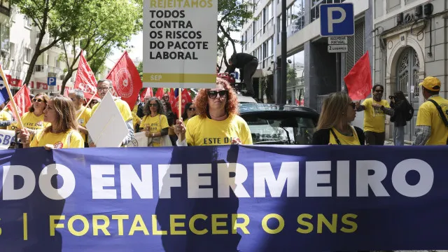 
                    Mais de cem enfermeiros protestam em Lisboa em dia de greve
                