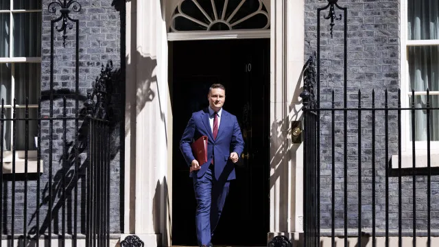 Ministro britânico demite-se alegando perda de confiança em Starmer