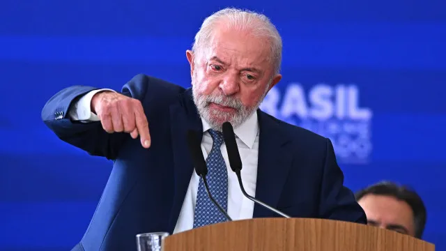 Lula critica adversário por pedir dinheiro a banqueiro preso