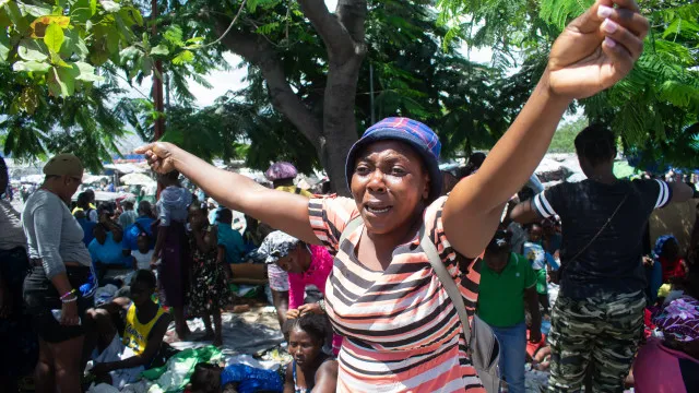 
                    Residentes de bairro da capital do Haiti exigem proteção face à violência
                