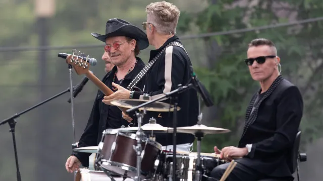 
                    U2 divulgam hoje primeiro tema de novo álbum a ser editado no fim do ano
                