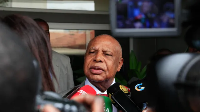 
                    Higino Carneiro defende eleições e reconhece perda de confiança no MPLA
                