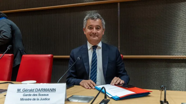 
                    Lyhanna. França ordena revisão de 70 mil denúncias de abuso de menores
                