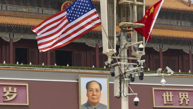 
                    Durante cimeira, China pede cessar-fogo no Irão e reabertura de Ormuz
                